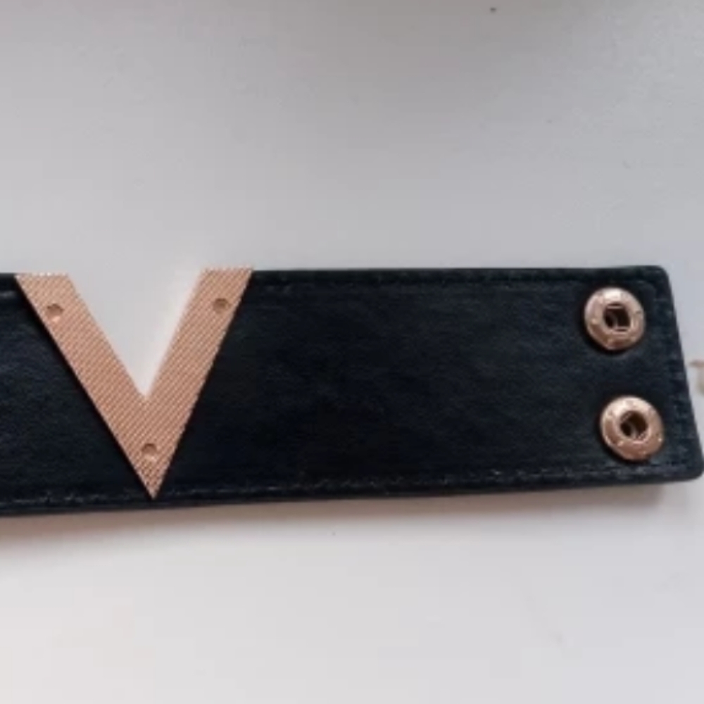 Fashion  "V" Cuff/Bracelet - Picture 5 of 5